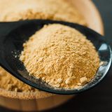 Maca em pó numa colher